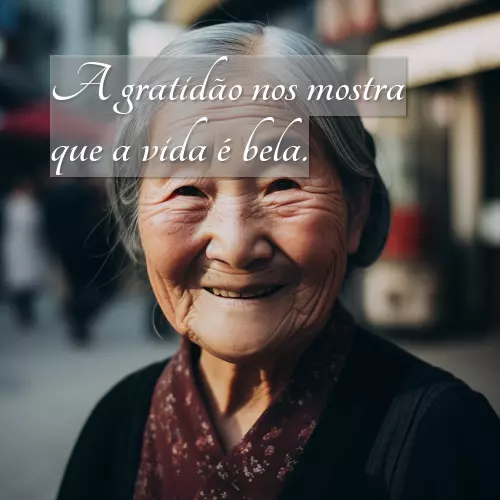 Uma senhora japonesa sorri alegremente. - A gratidão nos mostra que a vida é bela.